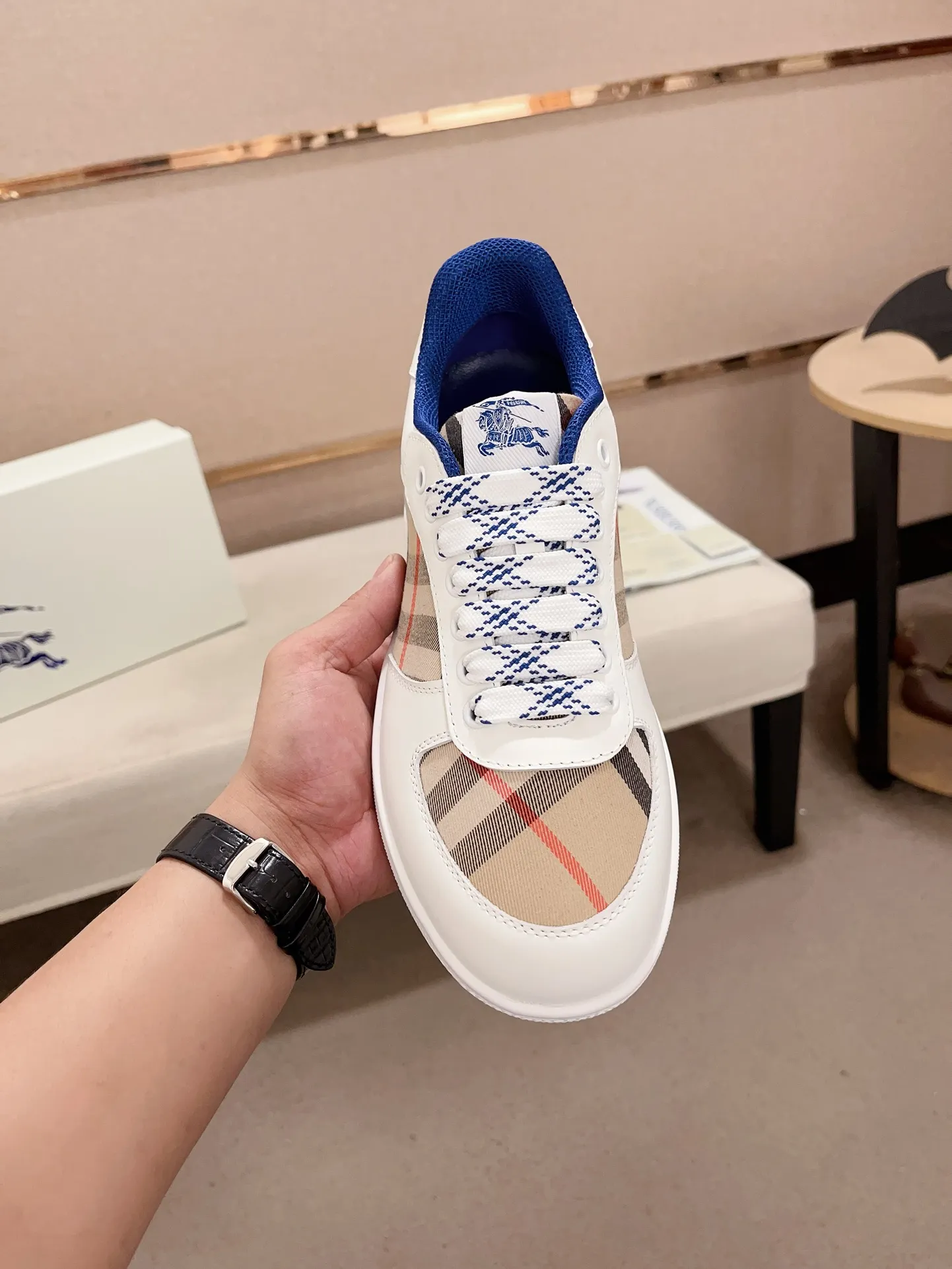 Men's shoes💰: 620💰Top version🥳◾️▫️The new Burberry men's classic low-top sneakers are reinterpreted with Vintage retro plaid cotton material and calfskin, decorated with a new brand logo. First-layer cowhide lining, embossed Burberry logo on the heel, and original TPU outsole! Code number: 38-45. Women's sizes and 46 can be customized.